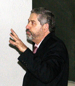  Arnaldo Visintín es investigador del Conicet